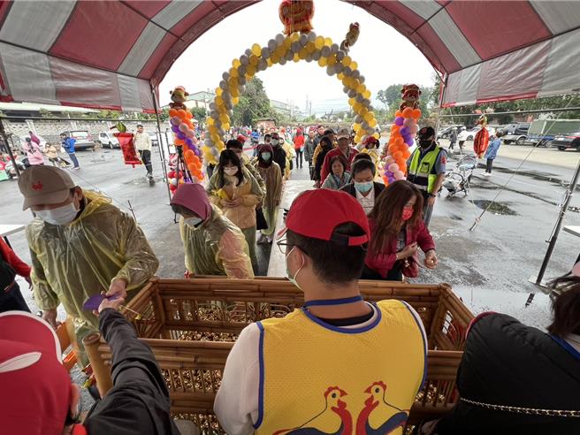 竹山紫南宫元旦发蛇年钱母，天公不作美阴雨不断，主委庄秋安体恤信眾提前到8时发送钱母。（杨静茹摄）