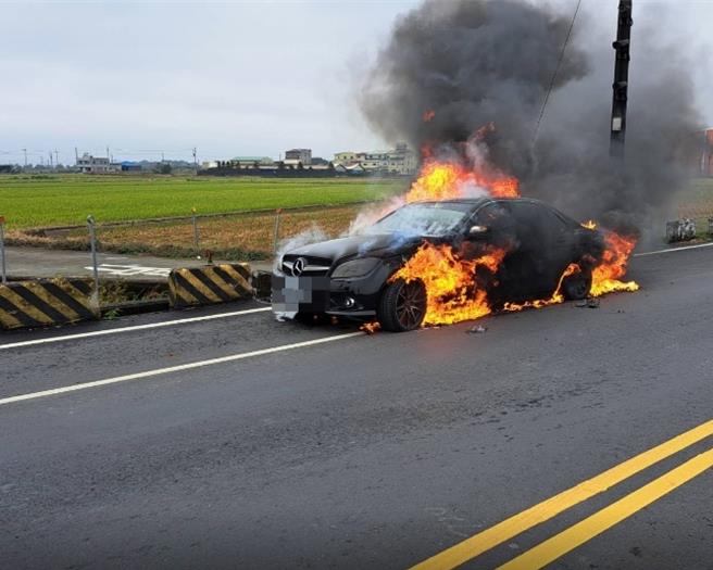 一輛賓士轎車行駛至後壁區長短樹地區時突然冒煙起火，不久即全面燃燒。（民眾提供／寶智華台南傳真）