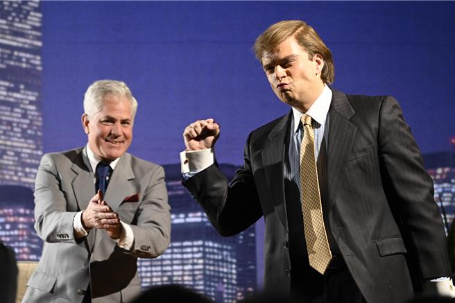 赛巴斯汀史坦（右）在片中精湛诠释川普早年疯狂事蹟。（图／采昌提供）