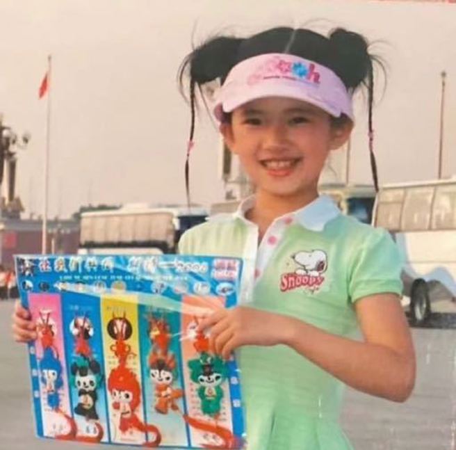 趙露思把微博大頭貼換成童年照。（圖／翻攝自趙露思微博）