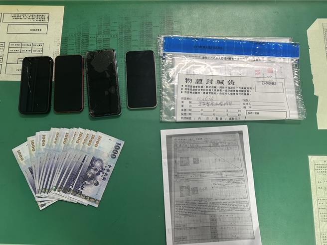 刑事局電偵大隊查扣黑幫假投資詐騙集團的贓款、證件、文件及手機等贓證物。（民眾提供／郭良傑高雄傳真）