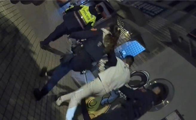 朋友間跨完年酒後大鬧社區，桃園市中壢警分局獲報共出動8輛警車、逾10名警力到場，並使用辣椒水、警棍等控制現場，1男子遭警方帶回管束。（翻攝照片／廖姮玥桃園傳真）