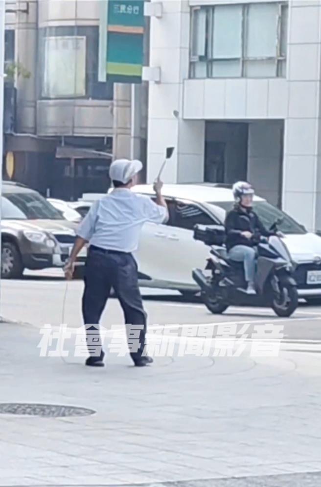 高雄三民區有民眾拍下，1名阿伯在人行道上用「鍋鏟玩陀螺」炫技，畫面曝光後引起警方關注。（畫面翻攝社會事新聞影音／紀爰高雄傳真）