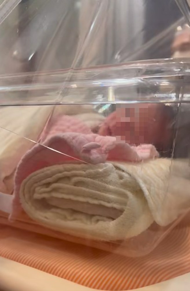 张书豪及欧阳妮妮儿子正脸首度曝光。（图／傅娟小红书）