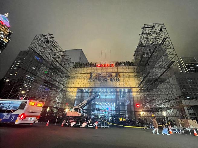 北市一名男子去年12月25日于搭设北市府跨年晚会舞台时，不幸自高处坠落身亡，其友人在社群平台发文指控身故男子没有强制保险，厂商也没有回应，家属希望知道事件真相。（刘彦宜摄）