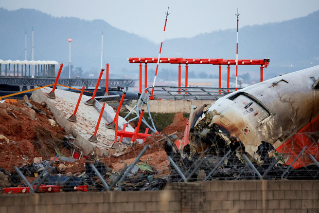 失事南韩济州航空7C2216客机残骸于当地时间2日下午突然起火，碎片中冒出黑烟及火焰，所幸1分钟内就扑灭火势。（路透社）