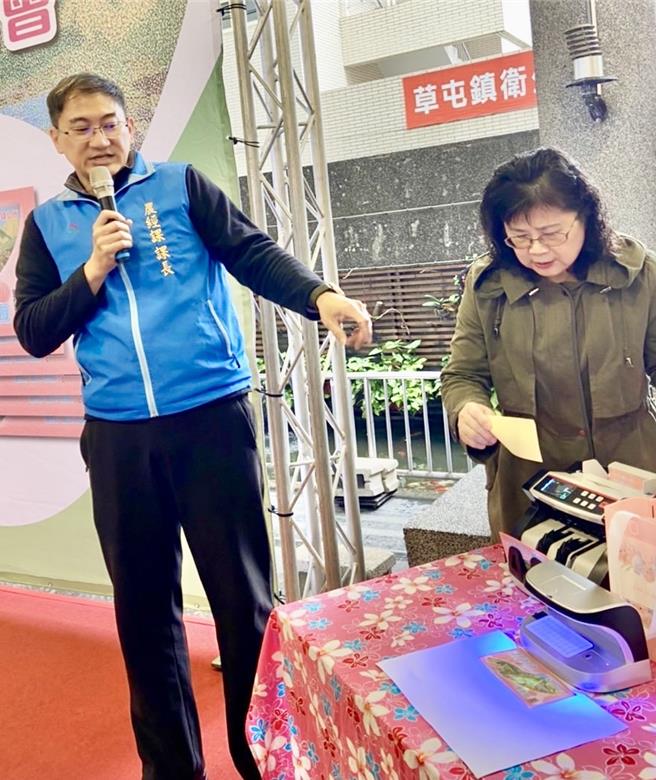 草屯镇公所宣布，去年10月23日前出生新生儿与设籍镇民，可领600元消费劵，10月23日后往生或迁出者也能领。（杨静茹摄）