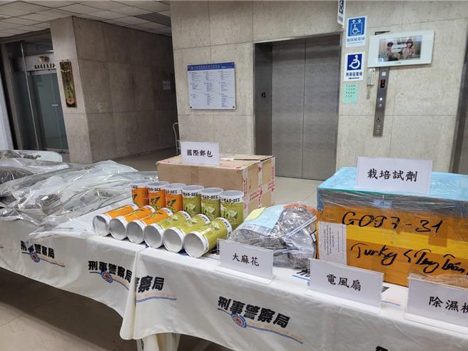 警方查获自泰国寄出的龙眼乾包裹中，夹藏近千万元的大麻花。(林郁平摄)
