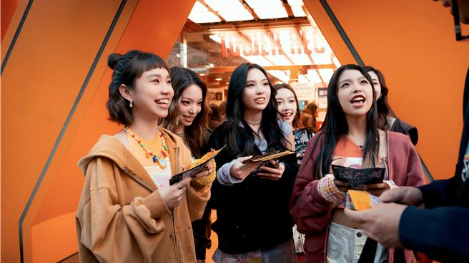 女團babyMINT日前赴東京演出，在當地挑戰發傳單。（華研國際提供）