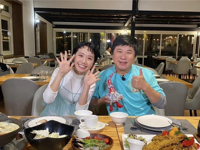 Lulu（左）与胡瓜分享在演艺圈的心境。（《下面一位》提供）