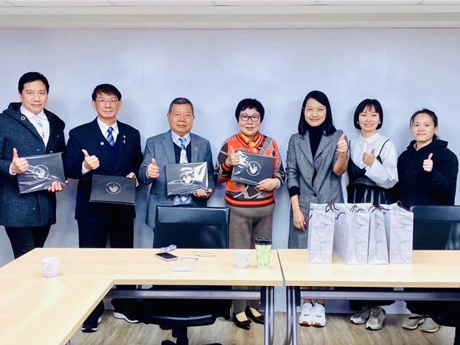 基隆市明德國中一位女學生於前年11月施打疫苗後，罹患罕見疾病「格林巴利症」，從此必須靠助行器行動。基市府媒合國際扶輪3490地區扶輪之子委員會贊助。（基市府教育處提供／徐佑昇基隆傳真）