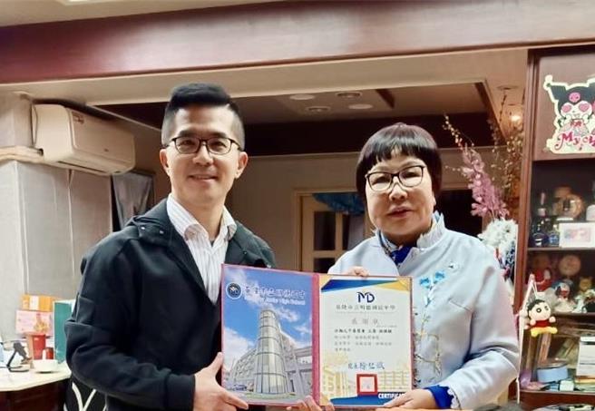 基隆市明德國中一位女學生於前年11月施打疫苗後，罹患罕見疾病「格林巴利症」，從此必須靠助行器行動。基市府媒合國際扶輪3490地區扶輪之子委員會贊助。（基市府教育處提供／徐佑昇基隆傳真）