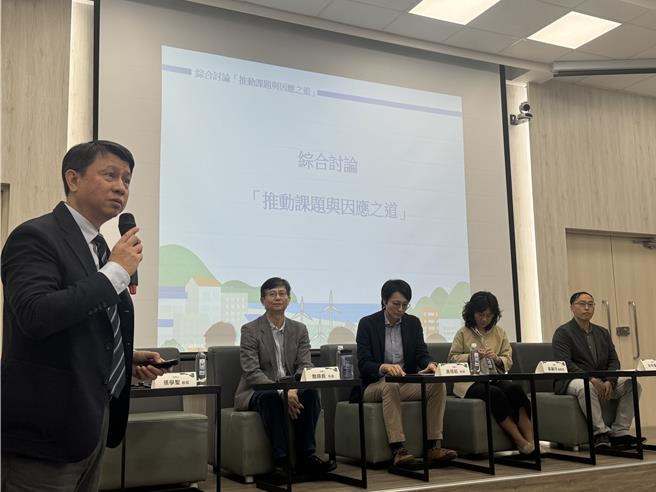 《國土計畫法》展延，成大都市計劃學系特聘教授張學聖(左)拋出3問，呼籲各界省思，究竟要交給下一代什麼樣的國土？ 國土破碎開發還有6年可等嗎？ (本報資料照片)