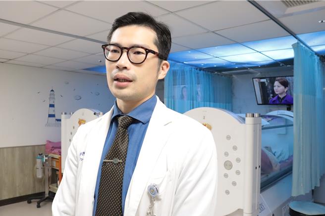 彰化醫院陳柏辰醫師表示，慢性骨髓炎非常痛苦，已經失去治療信心的患者不應放棄機會，高壓氧治療是另一個選擇，或許能重回原有的生活品質。（彰化醫院提供／葉靜美彰化傳真）