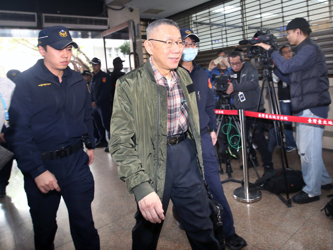 台北地院审理京华城等案，北检二度抗告成功，2日北院再度召开羁押庭。前台北市长柯文哲出庭应讯。（范扬光摄）