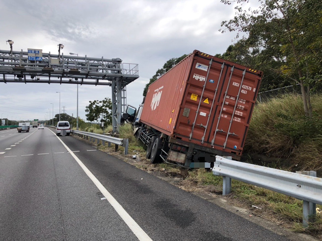 一辆由58岁吕姓男子驾驶的货柜车，行经南向171公里处时疑似失控，直接衝出外侧边坡。（图警方提供／简铭柱翻摄）