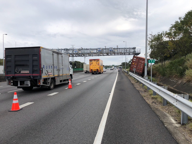 一辆由58岁吕姓男子驾驶的货柜车，行经南向171公里处时疑似失控，直接衝出外侧边坡。（图警方提供／简铭柱翻摄）