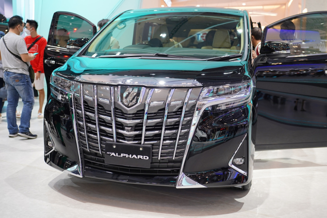 TOYOTA Alphard的招牌是超大型水箱护罩。（图/达志影像/shutterstock）
