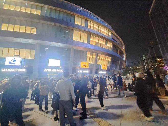 张惠妹演唱会终场在跨年夜，东区商圈业绩强强滚，商家表示人潮多到无法估量，来不及统计业绩。（张珈瑄摄）