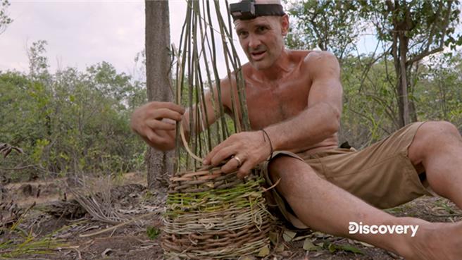 荒野中食物来源十分匮乏，艾德凭藉丰富求生经验自制鱼笼，试图以渔获对抗飢饿。（图／ Discovery提供）