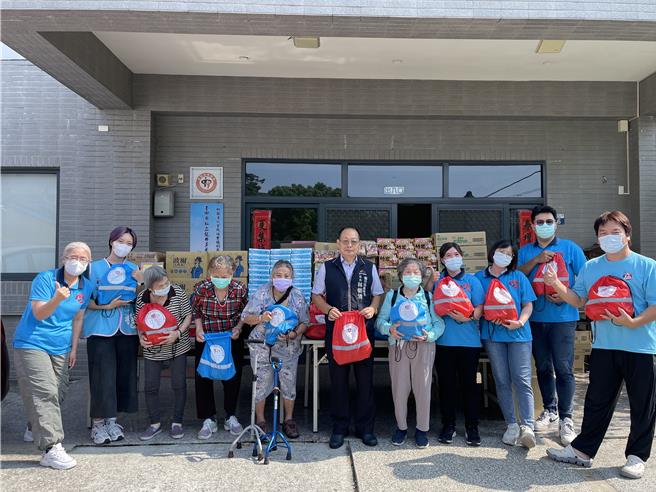 岁末年终关怀独居老人，全成社会福利基金会特别制作800个地震包送给独居长者。（全成社会福利基金会提供）