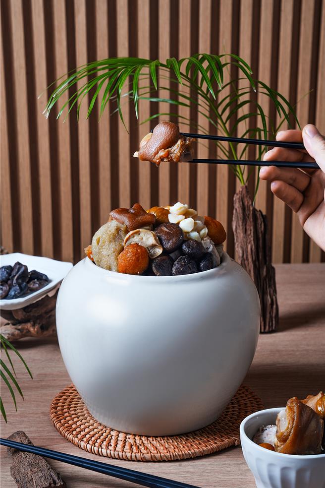 統一時代百貨台北店推富錦樹食堂「經典台味佛跳牆」，預購價1399元。（統一時代百貨提供／朱世凱台北傳真）