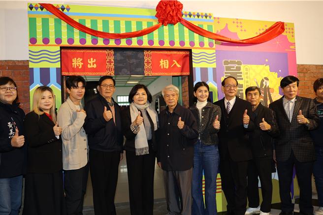 雲林縣長張麗善及布袋戲各界人士今（2日）齊聚雲林布袋戲館緬懷「海岱仙」，並為「掌演乾坤」常設展揭幕。（周麗蘭攝）