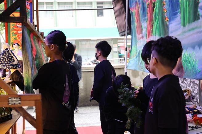 2024年小金掌獎得獎學校石榴國小為雲林布袋戲日暨掌演乾坤常設展開展記者會帶來開場表演。（周麗蘭攝）