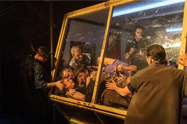 《共和國》在劇場中打造了一個臨時的自治國家，觀眾可以自由參與其中。（©Andrej  Vasilenko／台北表演藝術中心提供）