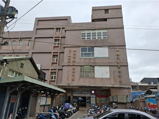 桃园市大园区公有菜市场上的市立幼儿园，园内人数已满，幼儿活动空间严重不足，民进党籍议员游吾和酸「还不会读书，就先学会喊价」，盼能将公托合併至即将完工的内海非营利幼儿园内，让幼儿有共充裕的活动空间。（廖姮玥摄）