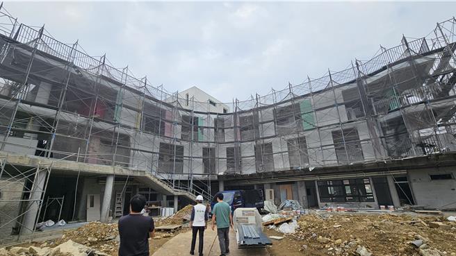 桃园市大园区公有菜市场上的市立幼儿园，园内人数已满，幼儿活动空间严重不足，民进党籍议员游吾和酸「还不会读书，就先学会喊价」，盼能将公托合併至即将完工的内海非营利幼儿园内，让幼儿有充裕的活动空间。（游吾和提供／廖姮玥桃园传真）