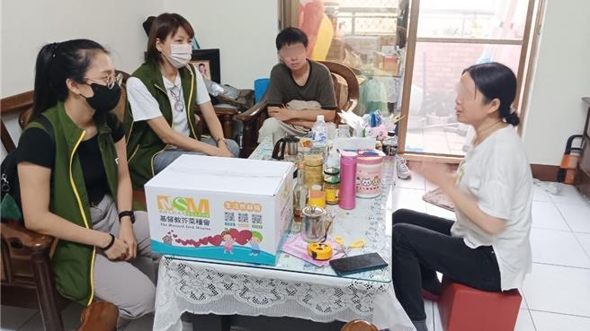 基督教芥菜種會投入救助的同時，即時將生活物資帶給受災戶緊急援助，面對農曆年的長假即將來臨，現有物資量告急。（基督教芥菜種會提供／林良齊台北傳真）