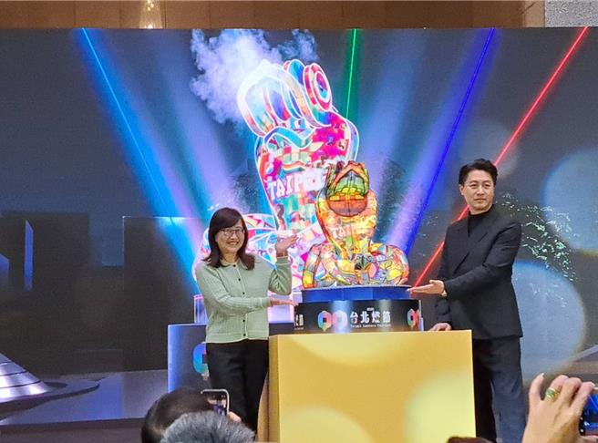 2025台北燈節2月2日登場，台北市副市長林奕華（左）2日表示，今年燈節主燈「福蛇豆豆」融合現代藝術呈現，並移至中山堂前廣場展示，期盼兩者創新結合能帶給國內外觀光客全新的感受。（温予菱攝）