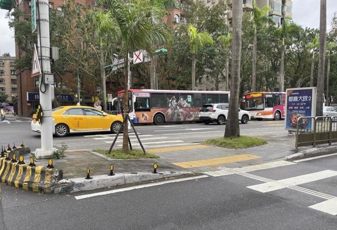 消基会指出，「行穿线退缩及增设行人庇护岛」是政府在改善行人安全方面的重要举措，原本的目的是减少行人事故，然而这些措施的实施效果并不如预期。（本报资料照片）