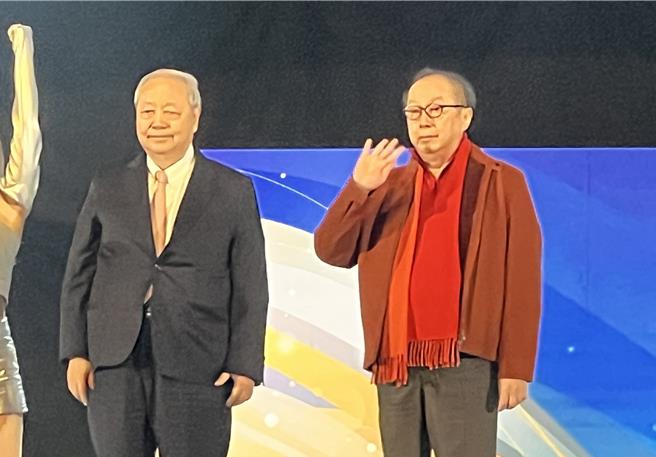 廣達董事長林百里（右）、副董事長梁次震（左）感謝同仁過去1年的功勞，讓廣達去年成績拿下第1名。（圖／柳名耕攝）