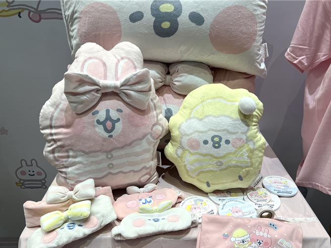 「卡娜赫拉的小動物睡衣派對」快閃店推出居家生活用品，像枕頭、抱枕、睡衣等。（徐梓榕攝）