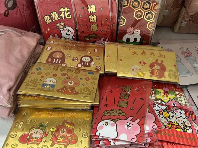 「卡娜赫拉的小動物睡衣派對」快閃店有多款紅包袋，相當應景。（徐梓榕攝）