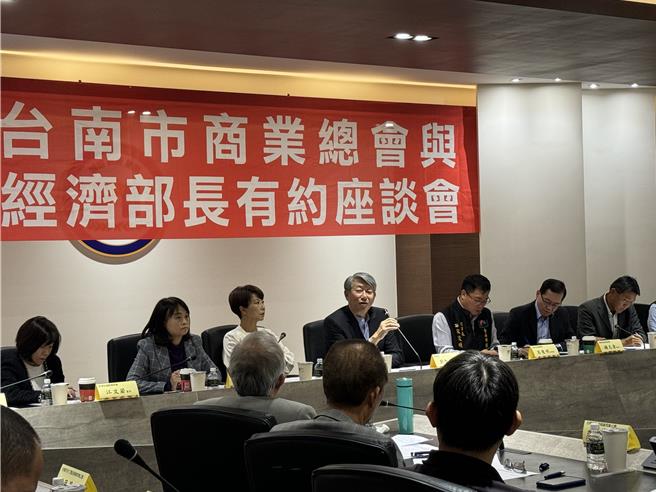 經濟部長郭智輝(手持麥克風者)2日專程南下聽取台南產業界心聲，會中冒出「多娶幾次」讓現場笑聲不斷。(曹婷婷攝)