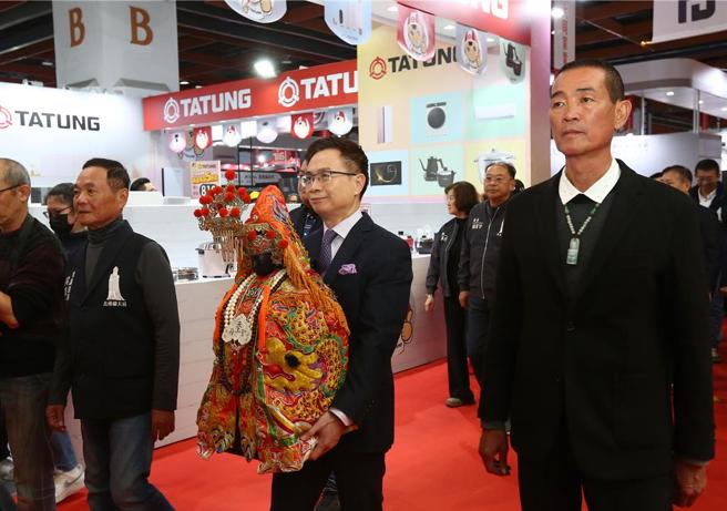 世贸年货大展3日登场，贸协董事长黄志芳展前迎妈祖／图／贸协