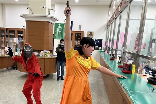 彰化县员林警分局设计将鱿鱼游戏融入金融机构防抢演练中，逼真中带着趣味，让人印象深刻。（警方提供／叶静美彰化传真）