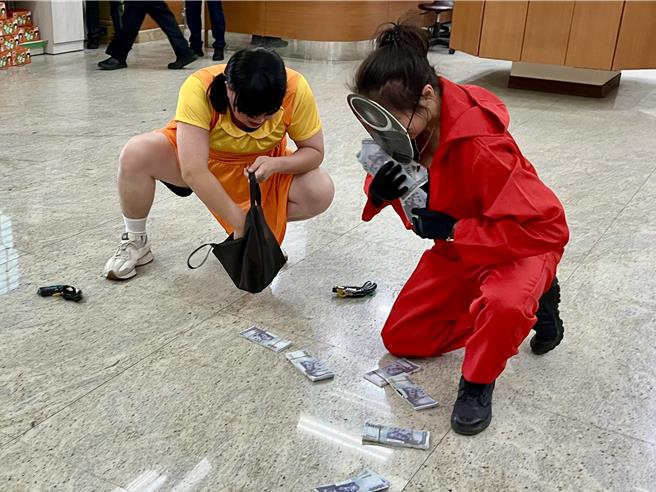 彰化县员林警分局设计将鱿鱼游戏融入金融机构防抢演练中，逼真中带着趣味，让人印象深刻。（警方提供／叶静美彰化传真）