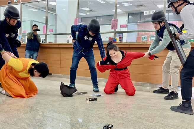 彰化县员林警分局设计将鱿鱼游戏融入金融机构防抢演练中，逼真中带着趣味，让人印象深刻。（警方提供／叶静美彰化传真）