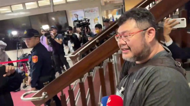 网红「四叉猫」刘宇到场旁听，却因手机未调静音，造成法庭秩序受扰，最终遭请出法庭。（翻摄画面）