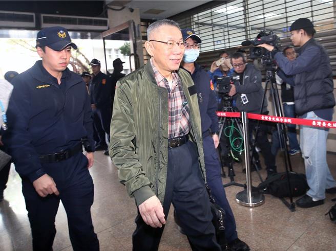 台北地院审理京华城等案，北检二度抗告成功，2日北院再度召开羁押庭。前台北市长柯文哲出庭应讯。（范扬光摄）