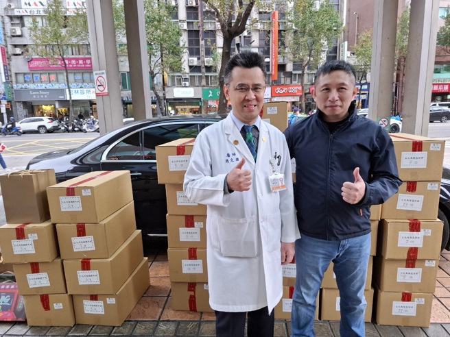 左為台北馬偕總院簡定國副院長，右為新北市戴瑋姍議員醫療顧問張龍溢。（圖 / 劉詠韻翻攝）