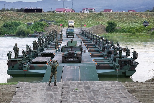 M3浮橋系統，可快速搭建跨河浮橋。(圖/GDELS)