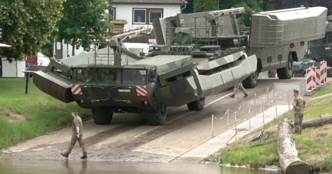M3在陸上行走時就是水陸兩用車，背板打開是一個平台，也能擔任渡船。(圖/GDELS)