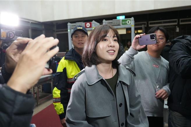 民眾党市议员黄瀞莹晚间8时41分现身北院外，微笑表示对柯文哲有信心。（陈君玮摄）