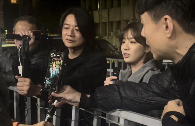 黄瀞莹到北院外先是加入支持者的直播勉励小草，随后进到北院。（张珈瑄摄）