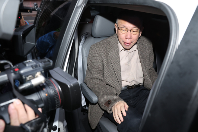 羁押与否三度出庭 柯文哲：「橘子是一个拖箱子的人」。（杜宜谙摄）